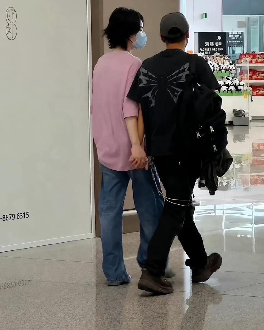 偶遇王菲謝霆鋒現身機場，十指緊扣恩愛甜蜜，56歲王菲打扮減齡