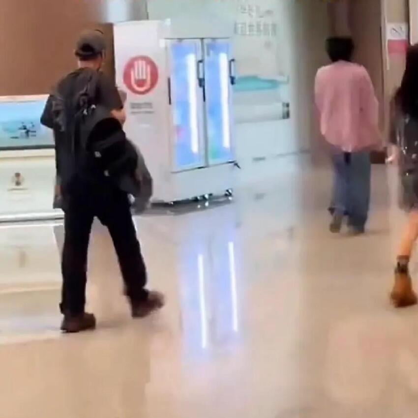 偶遇王菲謝霆鋒現身機場，十指緊扣恩愛甜蜜，56歲王菲打扮減齡