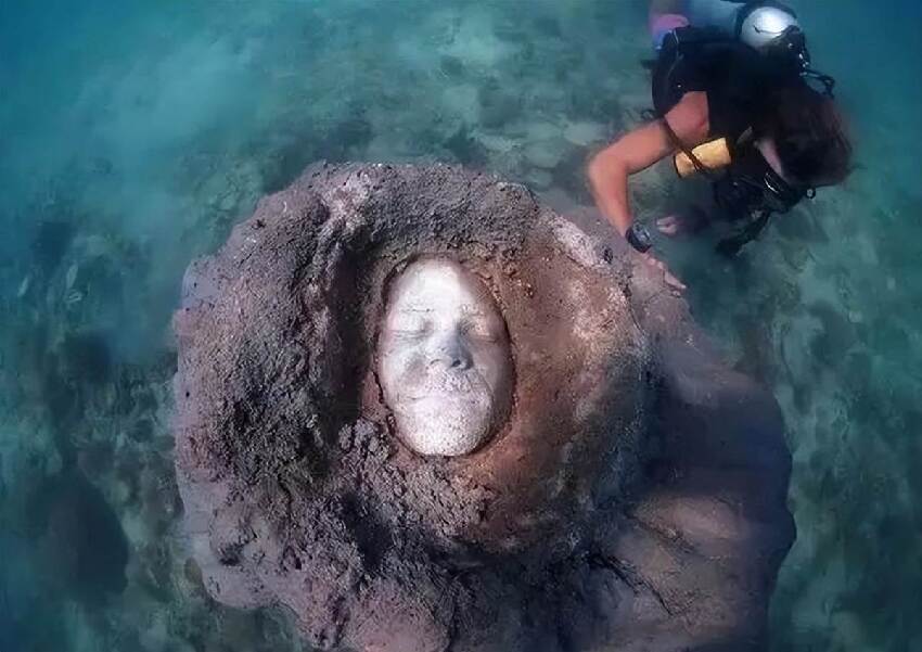 海底出現神秘「人臉」，潛水員湊近一看，立刻上岸報警