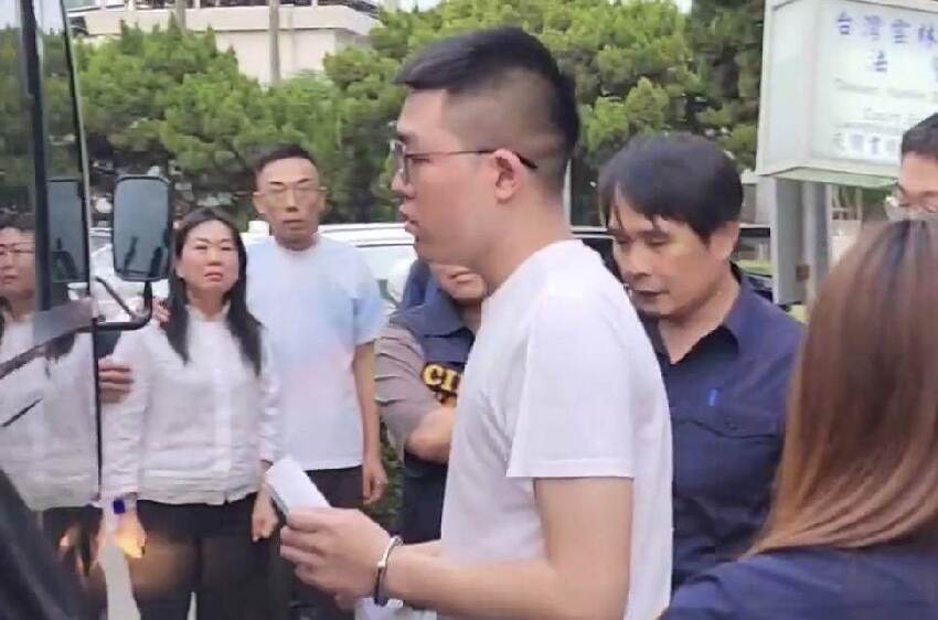 快訊/撂40人打曾蔡美佐「北港皇太子」全家起底！母和副分局長開心唱K