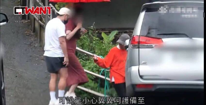 歐弟未婚再當爸爸！前腳剛賣慘哭窮要賣車養女兒，如今卻帶女友開豪車出行