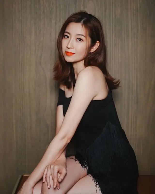 44歲TVB花旦陳自瑤與王浩信罕見互動，為愛女戀情同心保駕護航