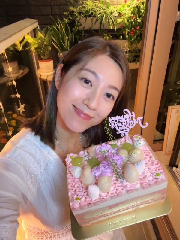44歲TVB花旦陳自瑤與王浩信罕見互動，為愛女戀情同心保駕護航