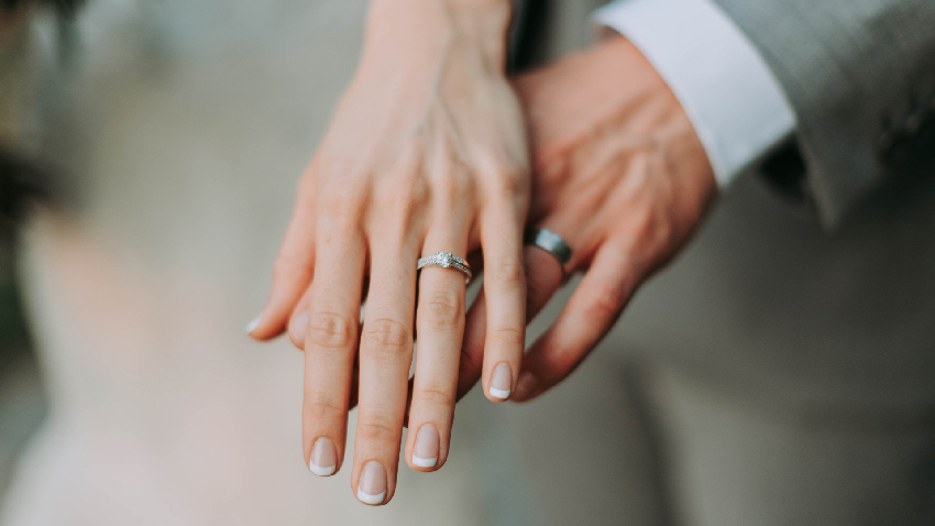 我是遠嫁,剛結婚時老公很寵我,日子久了人就變了。前陣子公公生日,我辛苦做了一桌子菜,飯菜端上桌,小姑卻說我是外人「不配上桌吃飯」,這時老公「開口一句話」我完全沒想到...