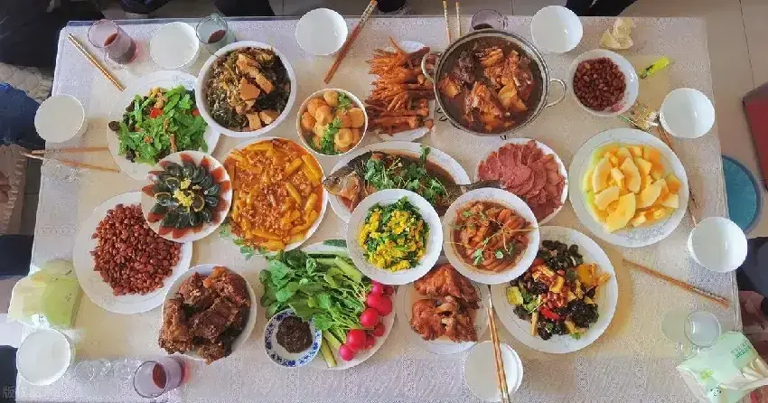 我是遠嫁,剛結婚時老公很寵我,日子久了人就變了。前陣子公公生日,我辛苦做了一桌子菜,飯菜端上桌,小姑卻說我是外人「不配上桌吃飯」,這時老公「開口一句話」我完全沒想到...