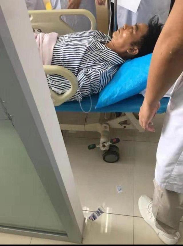 任達華深圳商演近20名保安護駕360度無死角，鐵欄隔人群嚴防死守