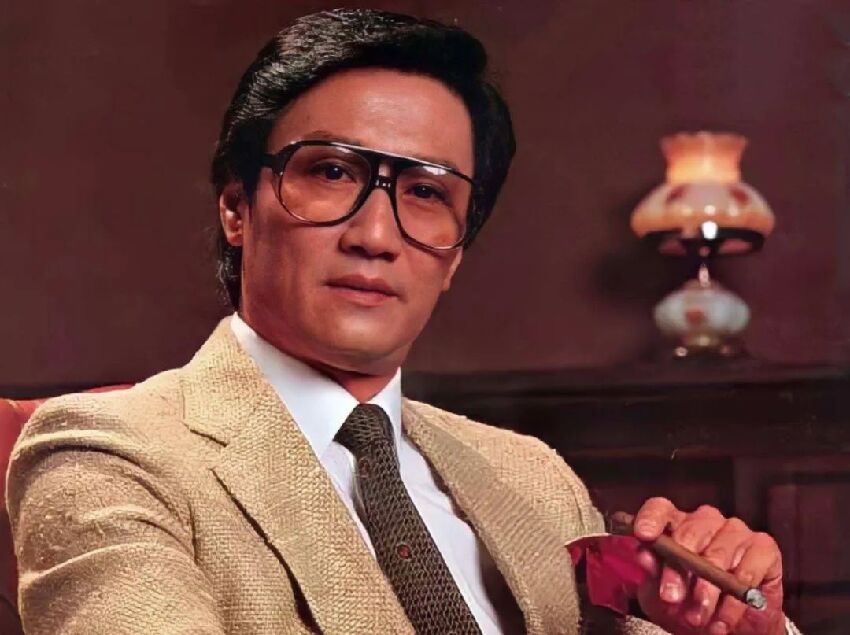 89歲謝賢近況曝光，坐輪椅在山頂喝咖啡，扎馬尾戴墨鏡仍有型有款