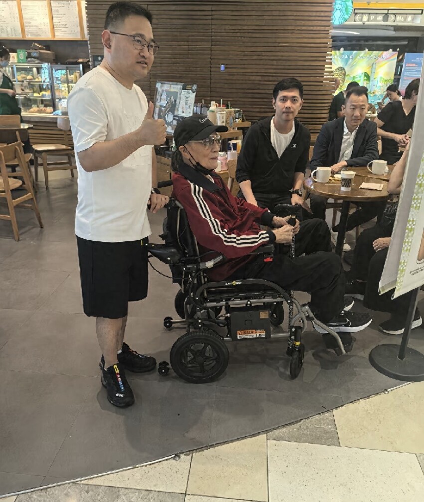 89歲謝賢近況曝光，坐輪椅在山頂喝咖啡，扎馬尾戴墨鏡仍有型有款