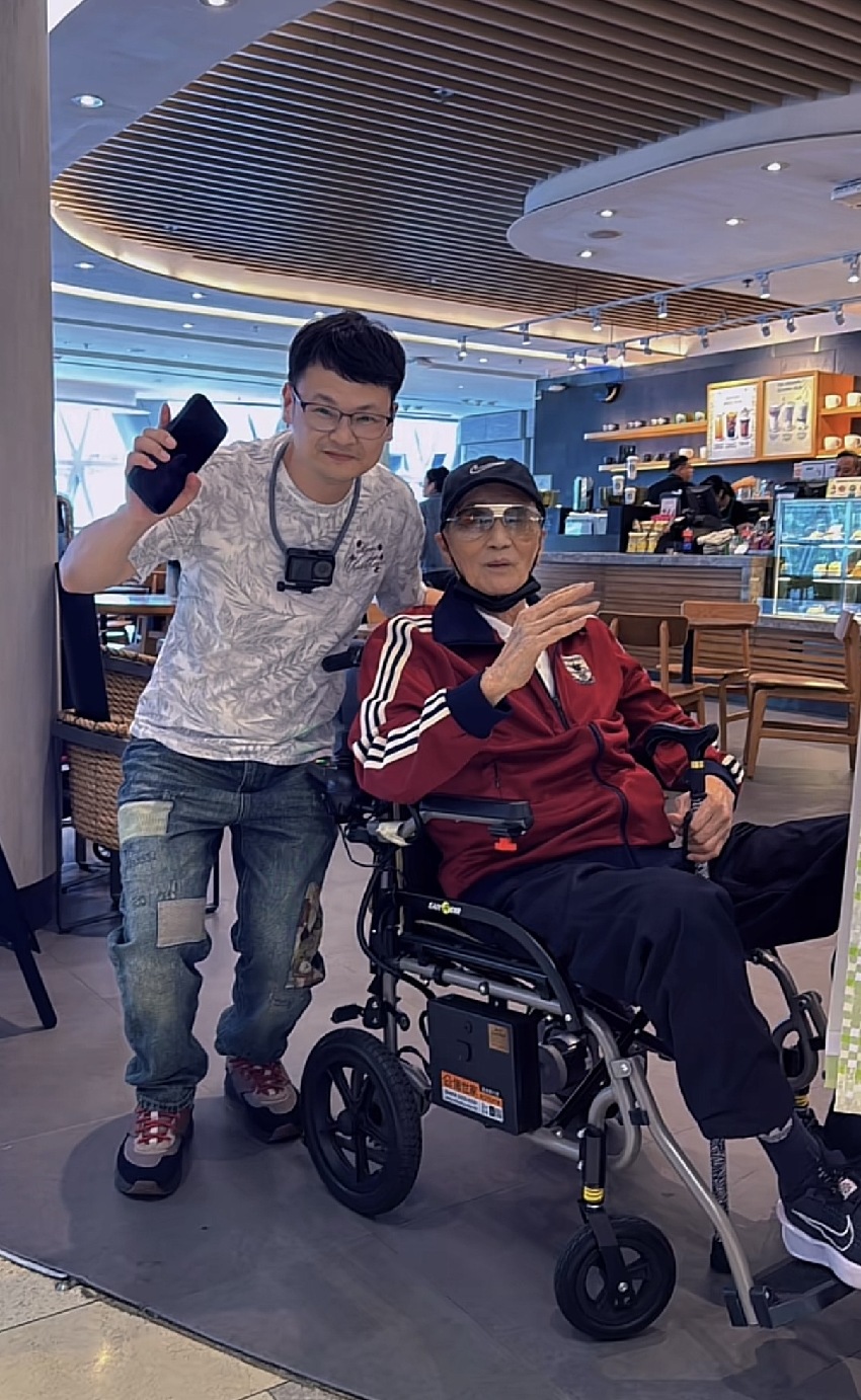 89歲謝賢近況曝光，坐輪椅在山頂喝咖啡，扎馬尾戴墨鏡仍有型有款