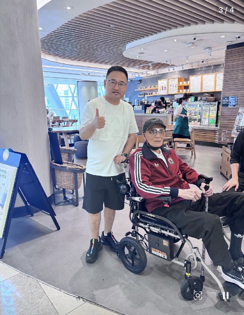 89歲謝賢近況曝光，坐輪椅在山頂喝咖啡，扎馬尾戴墨鏡仍有型有款