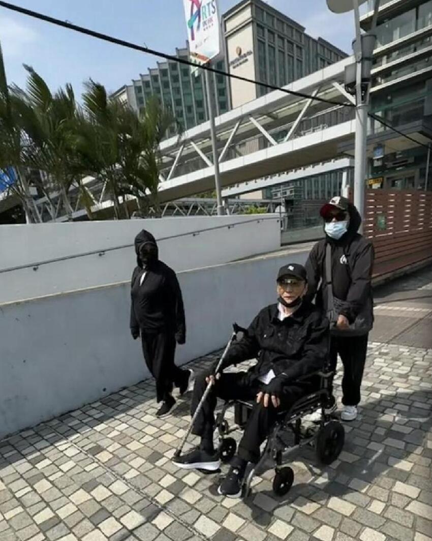 89歲謝賢近況曝光，坐輪椅在山頂喝咖啡，扎馬尾戴墨鏡仍有型有款