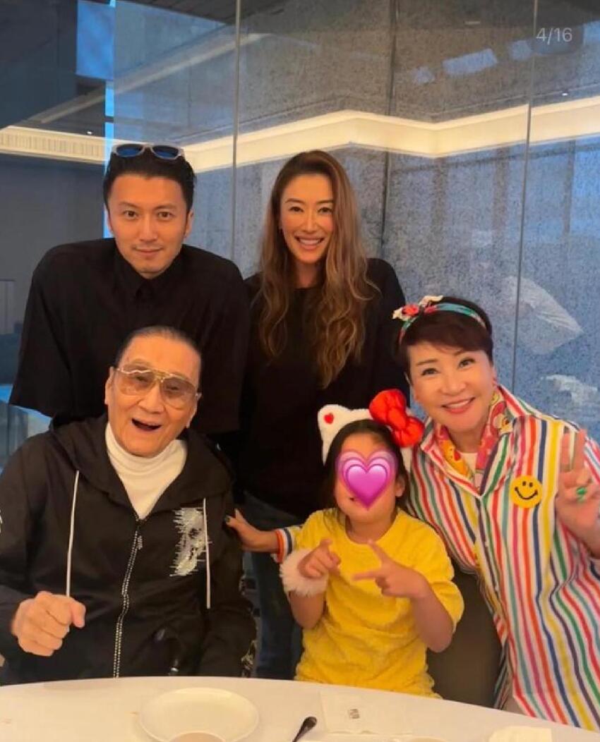 89歲謝賢近況曝光，坐輪椅在山頂喝咖啡，扎馬尾戴墨鏡仍有型有款