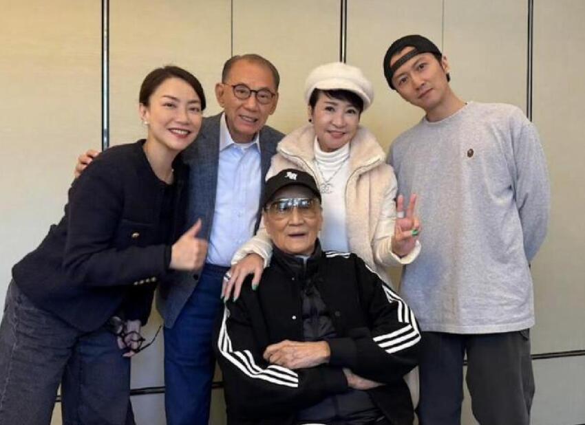 89歲謝賢近況曝光，坐輪椅在山頂喝咖啡，扎馬尾戴墨鏡仍有型有款