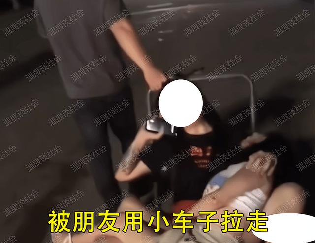 一女子打扮得像足療店女員工，喝醉酒被人拉走了，網友：要吃虧了