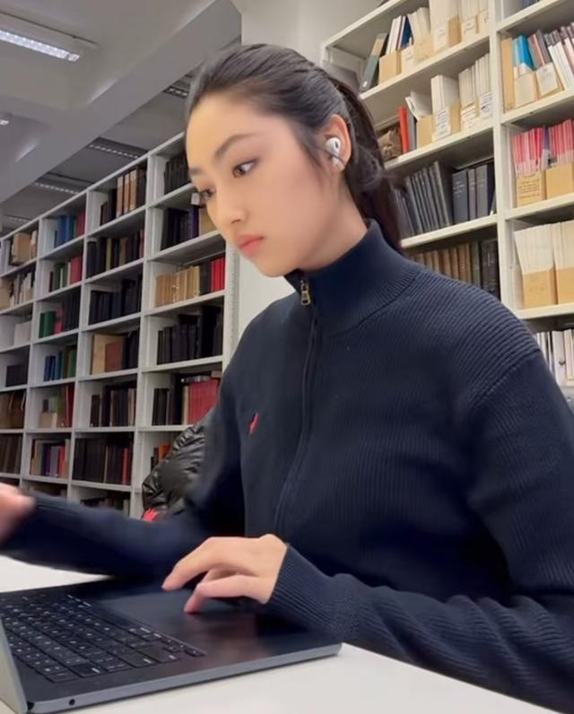好卷！港知名星二代就讀大二就已跳級大三課程，學習到凌晨超自律