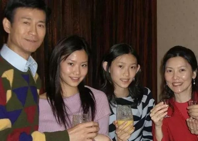 鄭少秋小女兒近照罕見曝光,樣貌清秀五官神似父親,專註學術研究不進娛樂圈