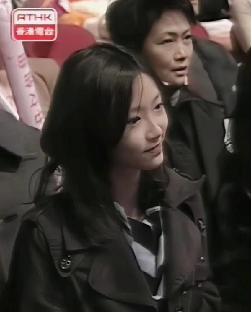 鄭少秋小女兒近照罕見曝光,樣貌清秀五官神似父親,專註學術研究不進娛樂圈