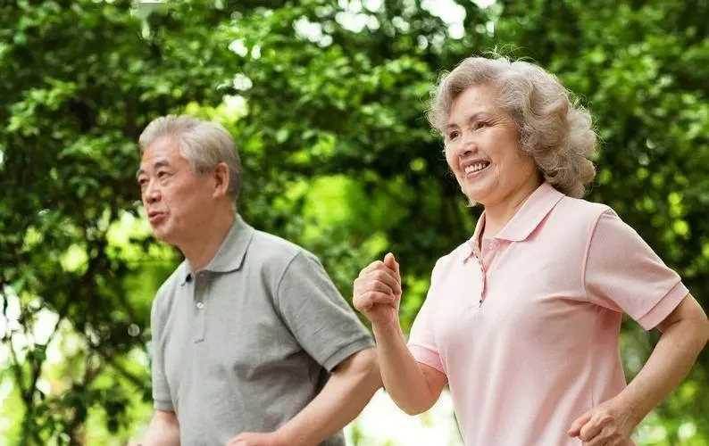 62歲大爺腎衰竭去世，生前經常跑步愛喝茶，醫生嘆息：無知害了他！