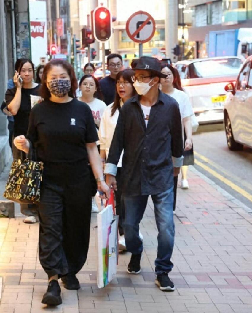 梅啟明街頭拜祭梅媽，情緒失控當眾痛哭，哭喊要找回骨灰重新安葬