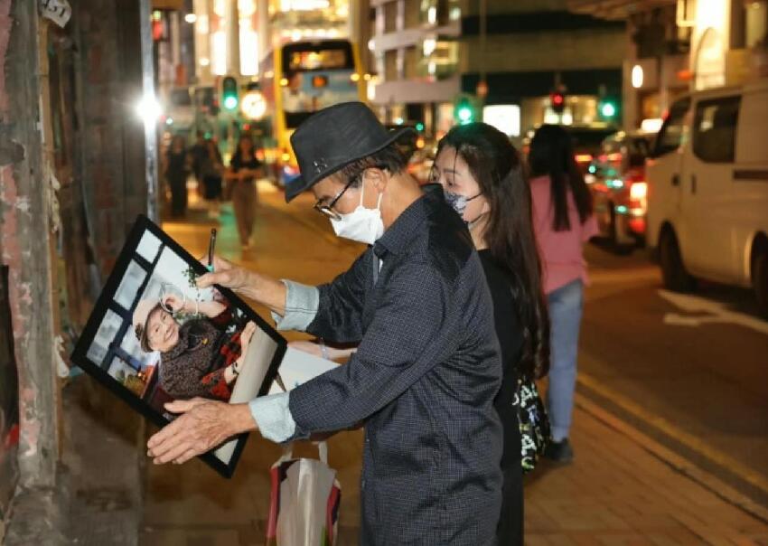 梅啟明街頭拜祭梅媽，情緒失控當眾痛哭，哭喊要找回骨灰重新安葬