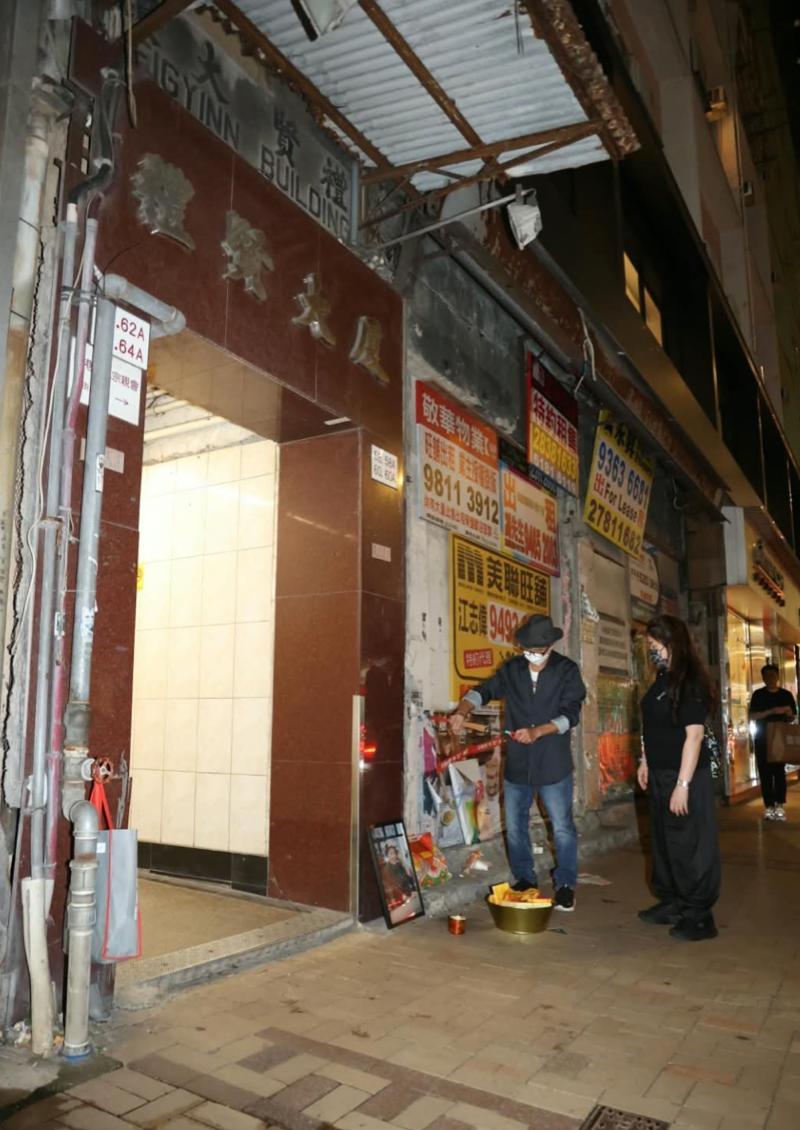 梅啟明街頭拜祭梅媽，情緒失控當眾痛哭，哭喊要找回骨灰重新安葬