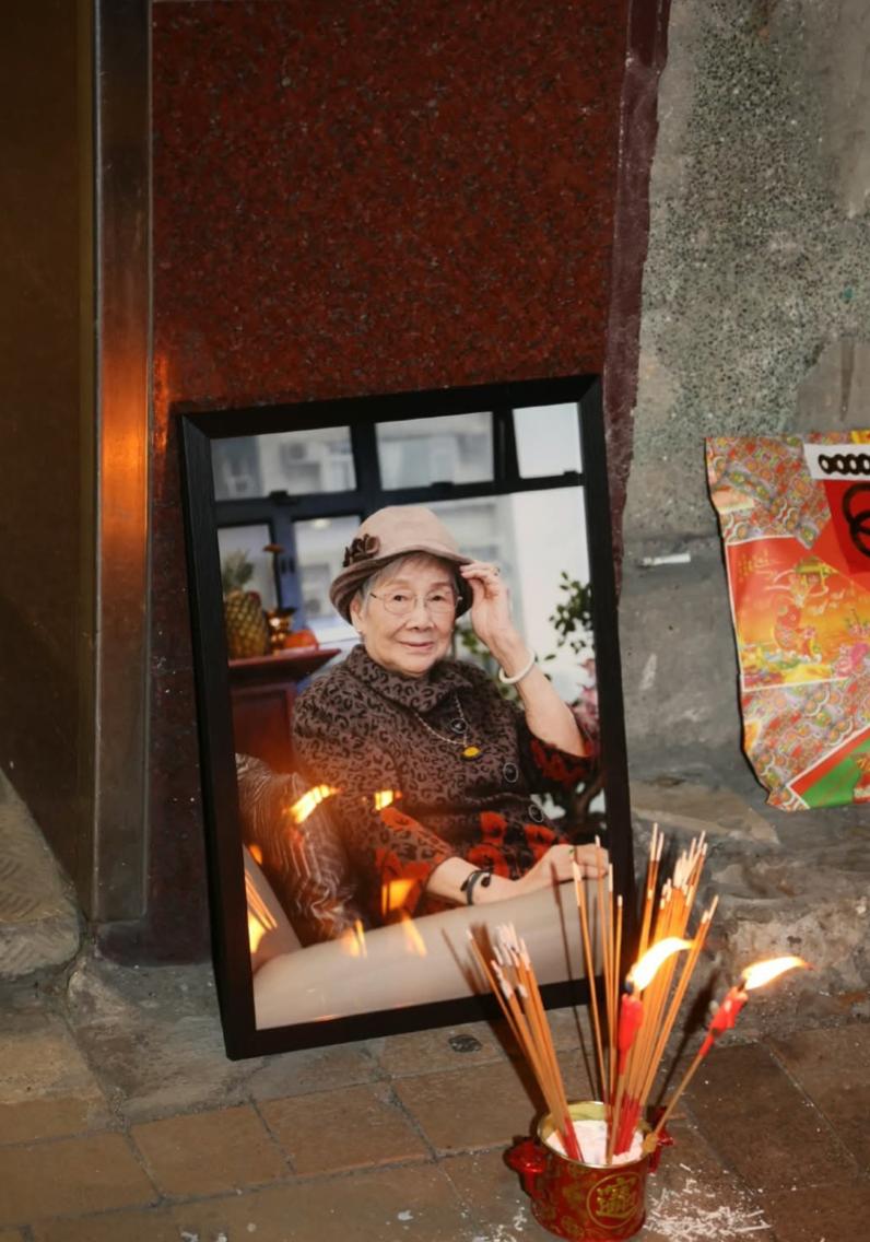 梅啟明街頭拜祭梅媽，情緒失控當眾痛哭，哭喊要找回骨灰重新安葬