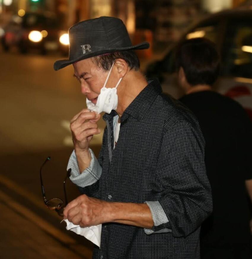 梅啟明街頭拜祭梅媽，情緒失控當眾痛哭，哭喊要找回骨灰重新安葬