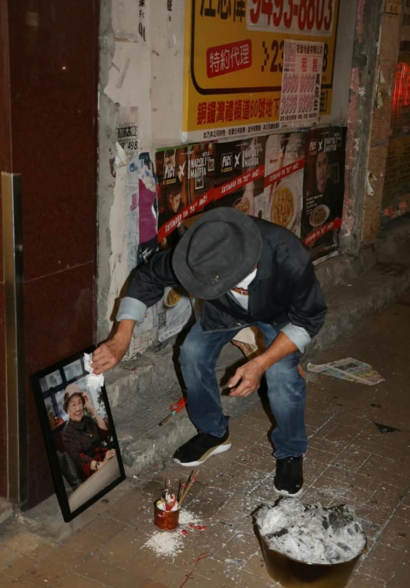 梅啟明街頭拜祭梅媽，情緒失控當眾痛哭，哭喊要找回骨灰重新安葬