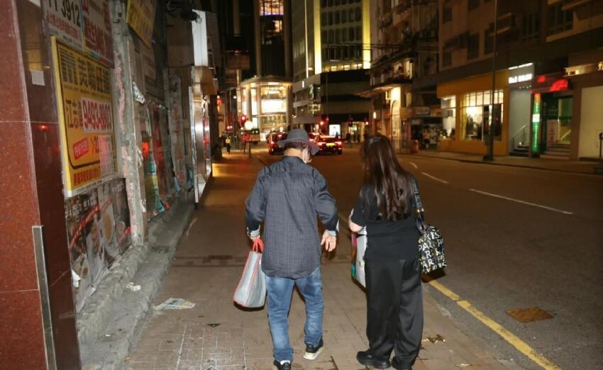 梅啟明街頭拜祭梅媽，情緒失控當眾痛哭，哭喊要找回骨灰重新安葬