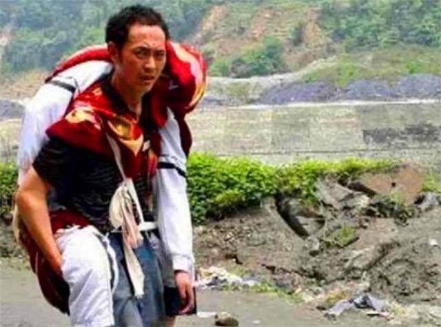 回顧：08年那位背兒子遺體，走25公里回家的父親，後來怎麼樣了？