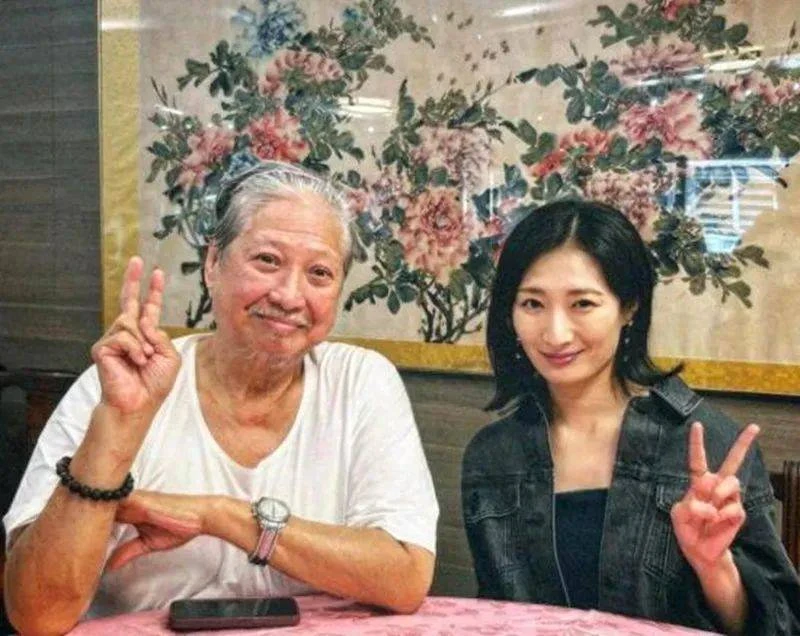 唏噓！香港71歲功夫巨星被爆「輪椅出行」，少人問津，日本功夫女星發合照才見到他   網友：像鄰家爺爺