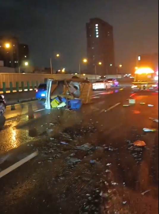 快訊／國道7車追撞滿地殘骸，傷亡不明