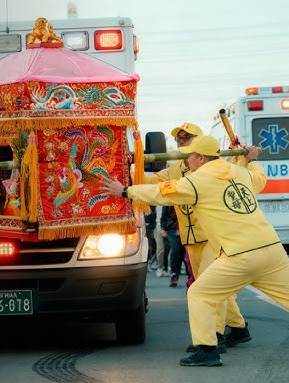 媽祖神轎硬攔救護車！全場信徒罵翻天，直到撬開後車門那一刻...所有人跪了