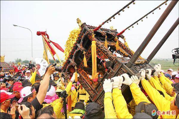 媽祖神轎硬攔救護車！全場信徒罵翻天，直到撬開後車門那一刻...所有人跪了