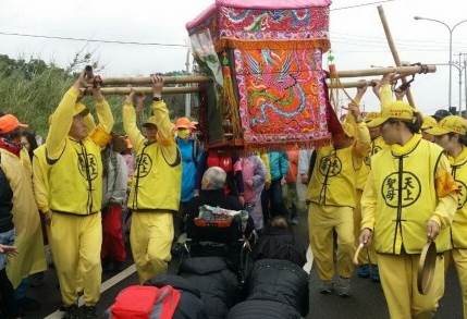 媽祖神轎硬攔救護車！全場信徒罵翻天，直到撬開後車門那一刻...所有人跪了