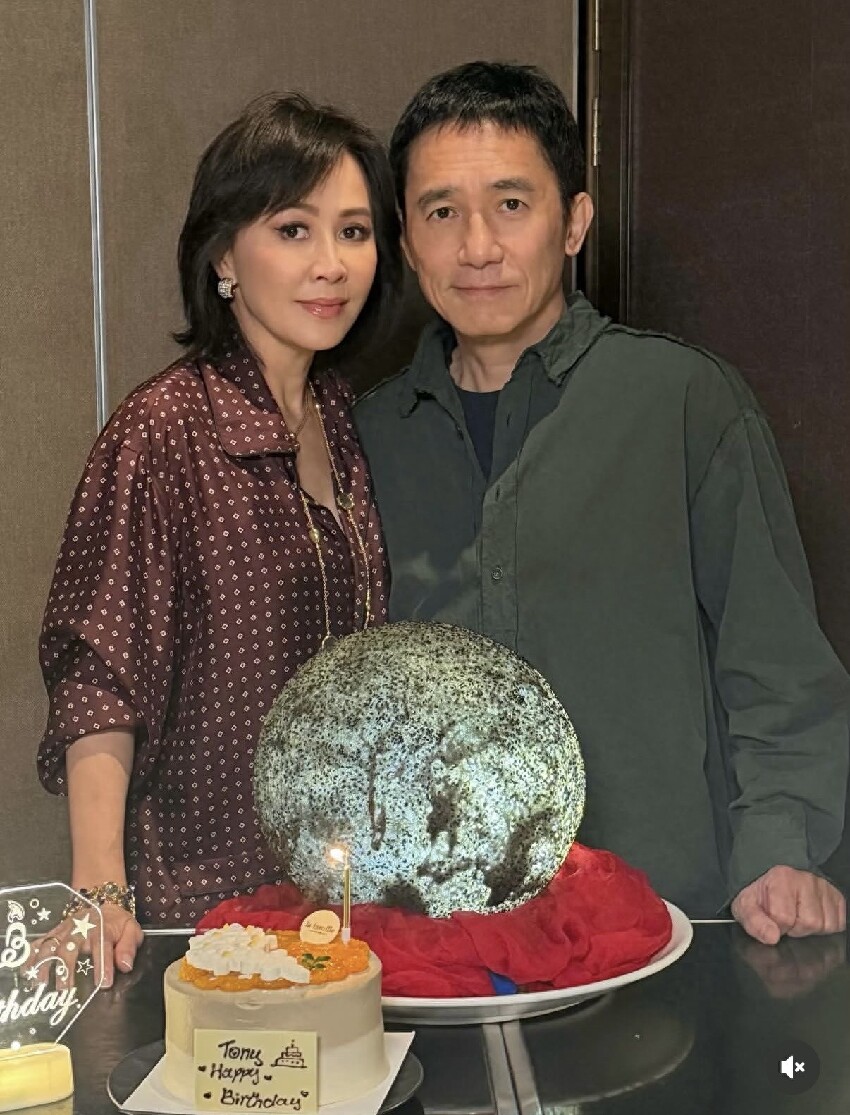 梁朝偉素顏過64歲生日，劉嘉玲曬夫妻合照，結婚18年沒孩子仍恩愛