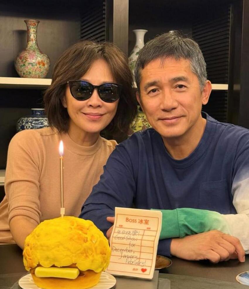 梁朝偉素顏過64歲生日，劉嘉玲曬夫妻合照，結婚18年沒孩子仍恩愛