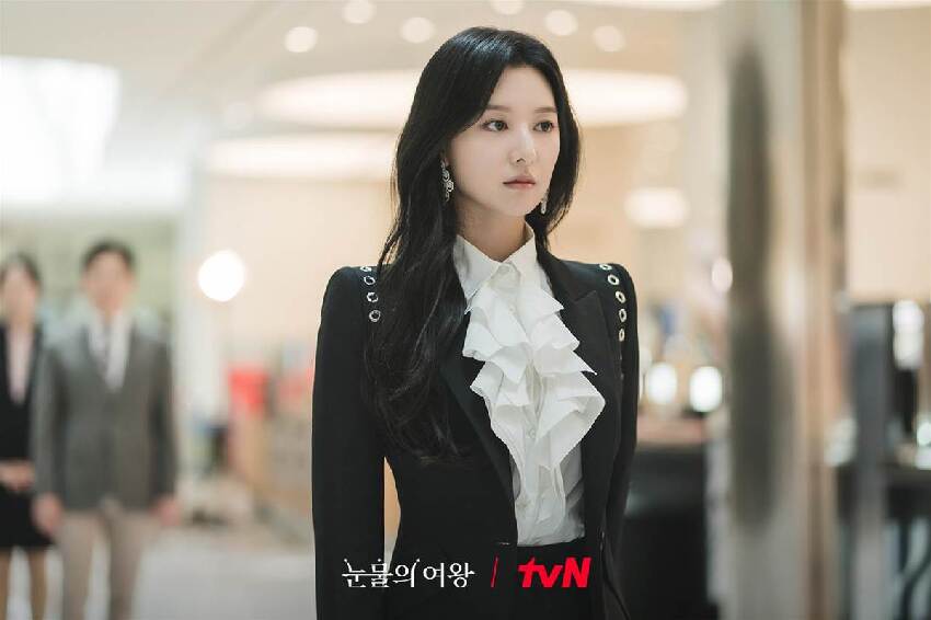 十年熬出頭,觀眾求著飛升的女演員,「潑天的富貴」終於輪到她