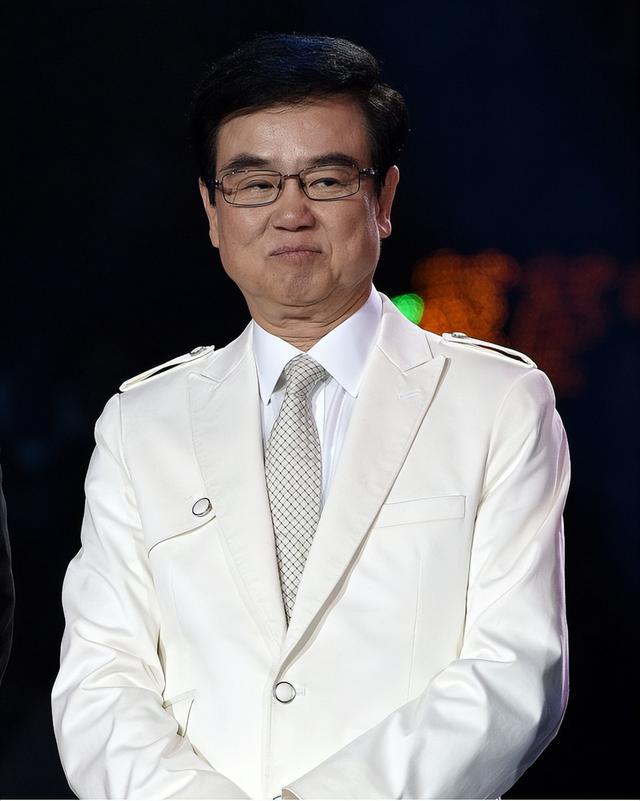 黃百鳴涉內幕交易案開庭,現身法院全程沉默,曾陪妻子抗癌16年