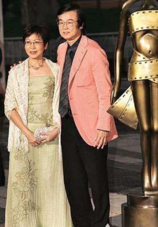 黃百鳴涉內幕交易案開庭,現身法院全程沉默,曾陪妻子抗癌16年