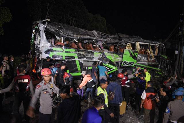 畢業旅行遇死劫！遊覽車疑剎車失靈「連環追撞翻覆」　駭人現場曝光「釀11死53傷」！！