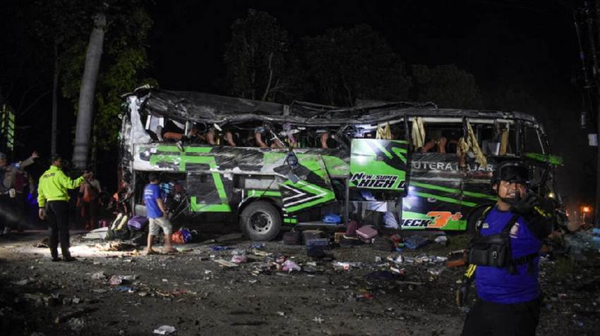 畢業旅行遇死劫！遊覽車疑剎車失靈「連環追撞翻覆」　駭人現場曝光「釀11死53傷」！！