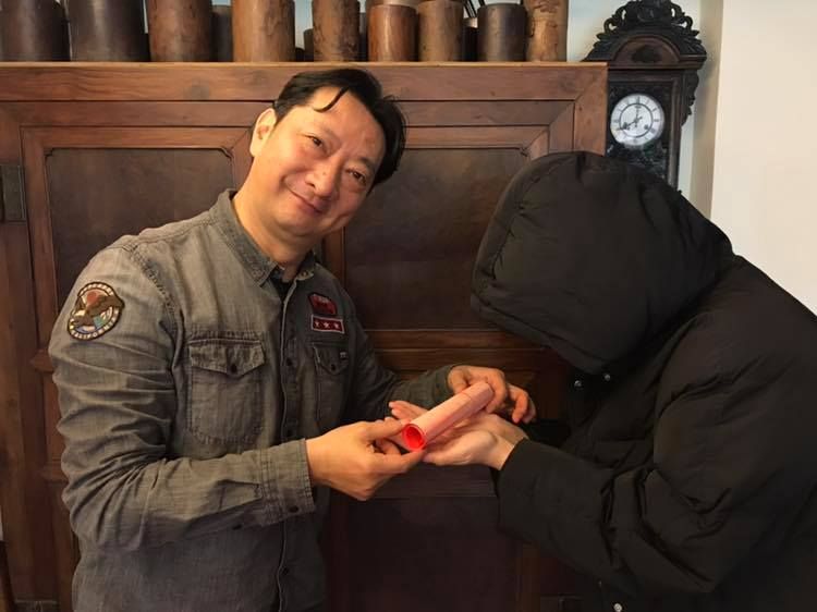 只是盡本分！57歲九孔「陪伴病母20年」從不喊苦　母逝後自責不已：「我不是孝順的人...」