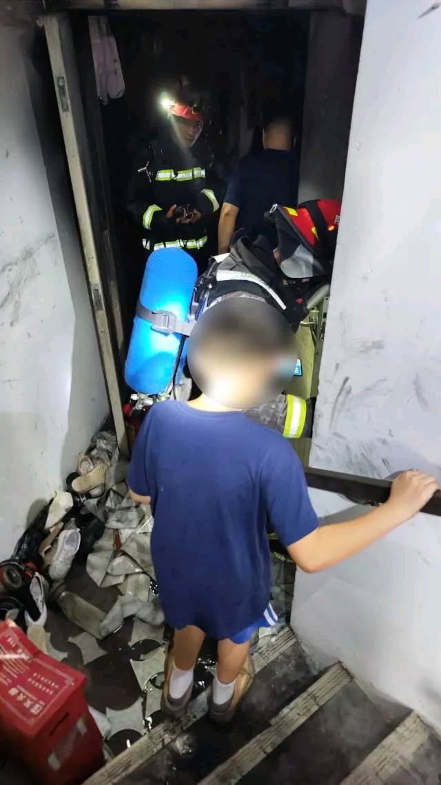 15樓大火倖存！一家四口「教科書式逃生」救難人員狂讚「簡單3步驟」搶回一命