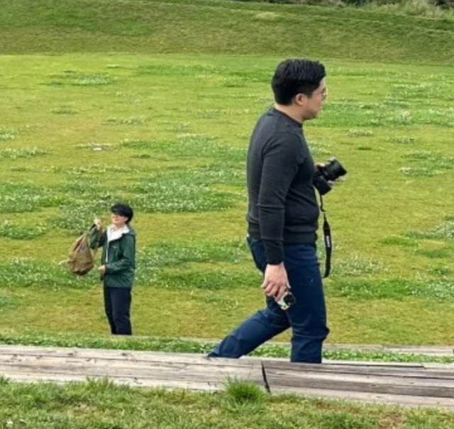 溫馨！疑朱玲玲霍震霆陪孫兒旅遊，她打扮時髦和晶晶媽媽對比鮮明