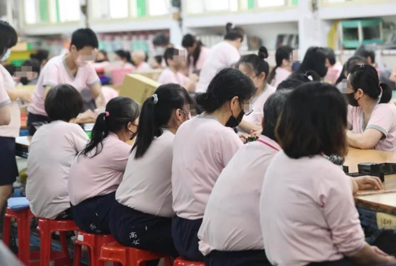 高雄一女子坐牢15年，出獄辦身分證時，所長看到她檔案後，竟當場跪下