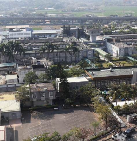 高雄一女子坐牢15年，出獄辦身分證時，所長看到她檔案後，竟當場跪下