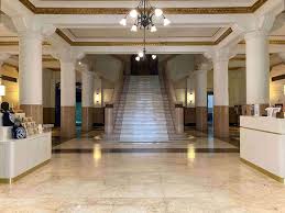 高雄一女子坐牢15年，出獄辦身分證時，所長看到她檔案後，竟當場跪下