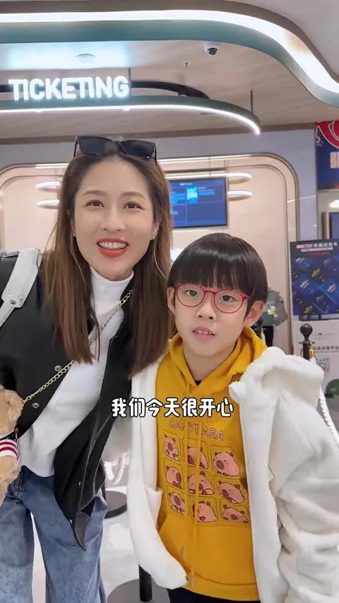 陳敏之帶兒子看《哪吒2》被感動到哭，被網友錯認成另一女星