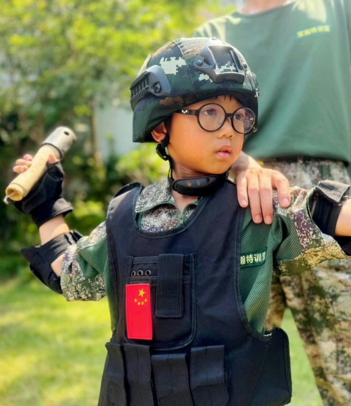 TVB前花旦送7歲兒子廣州軍訓！重聚一刻向父母跪謝！老公感動哭出來